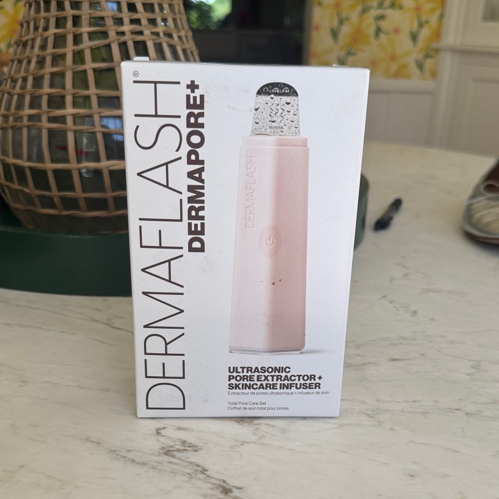 Dermaflash Dermapore+ Ultrasonic Pore Extractor & Skincare Infuser - Pink